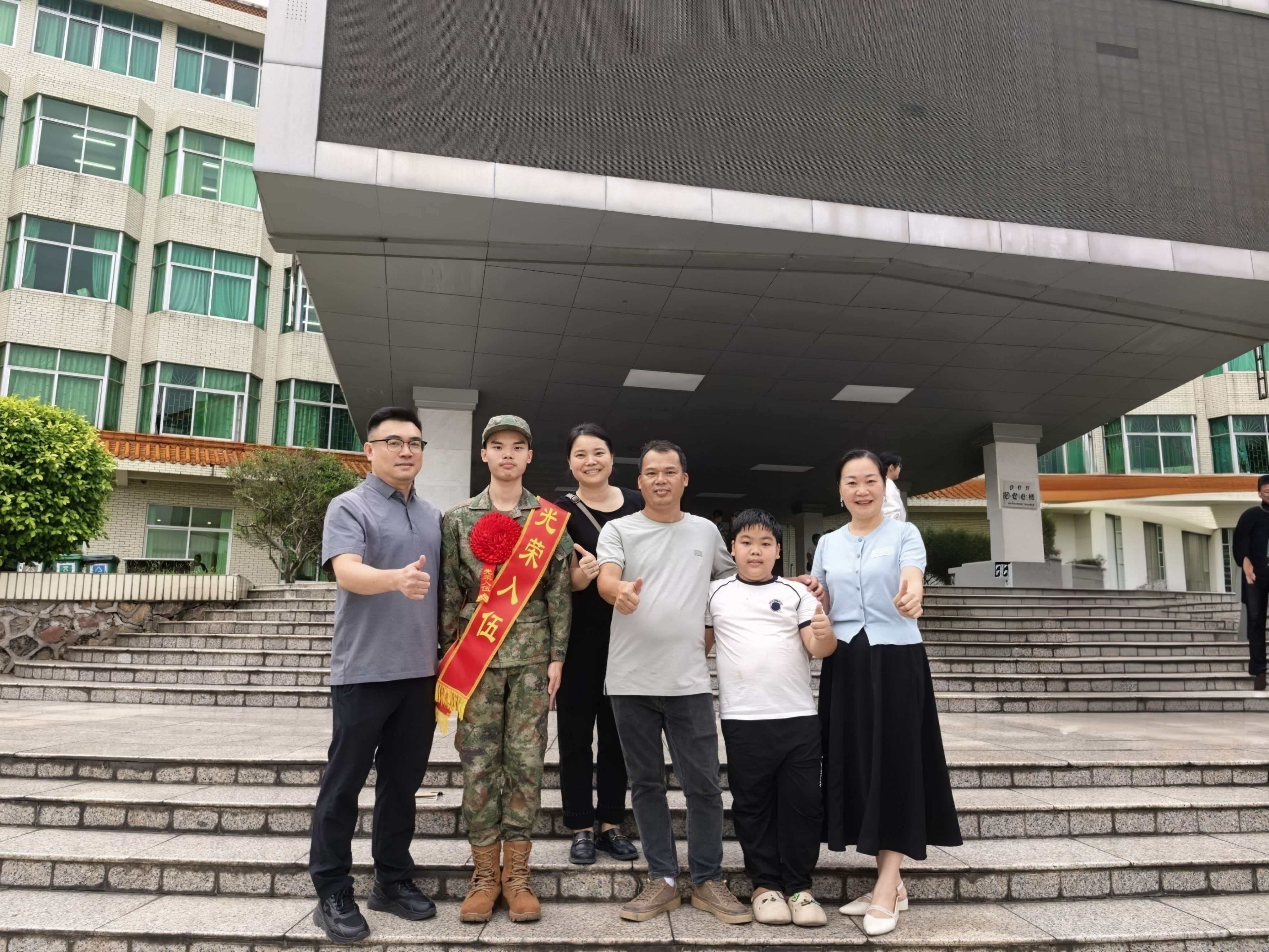 [2026-09-18] 逐梦军营绽芳华｜我院学子光荣入伍 携笔从戎赴新程
